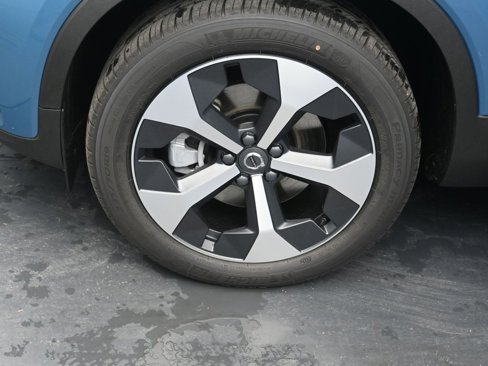 New 2025 Volvo XC40 B5 Core image 9