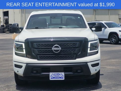 Used 2023 Nissan Titan SV w/ SV Convenience Package image 2