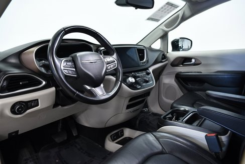 Used 2017 Chrysler Pacifica Touring-L image 18