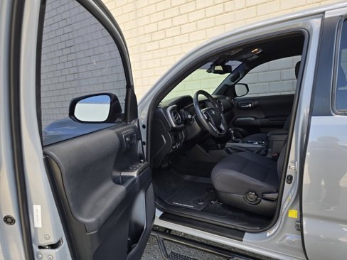 Used 2018 Toyota Tacoma TRD Sport image 18