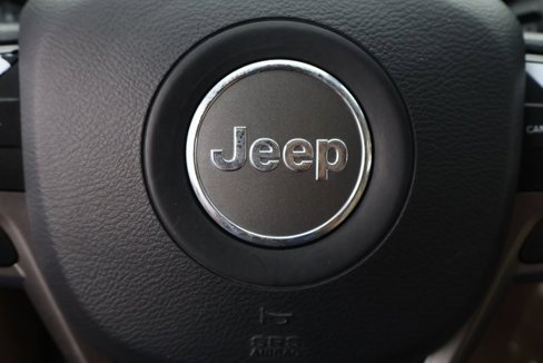 Used 2019 Jeep Cherokee Latitude w/ Popular Appearance Group image 17