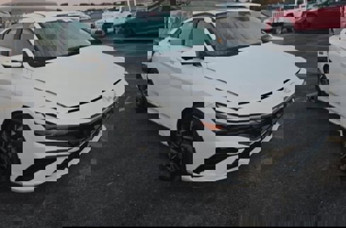 Used 2024 Hyundai Elantra Limited image 1
