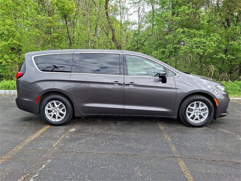 Used 2023 Chrysler Pacifica Touring-L image 26