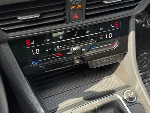 Used 2025 Volkswagen Jetta SE image 27