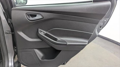Used 2018 Ford Focus SE w/ SE Appearance Package image 18