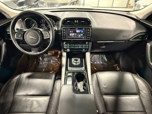 Used 2017 Jaguar F-PACE Prestige image 2