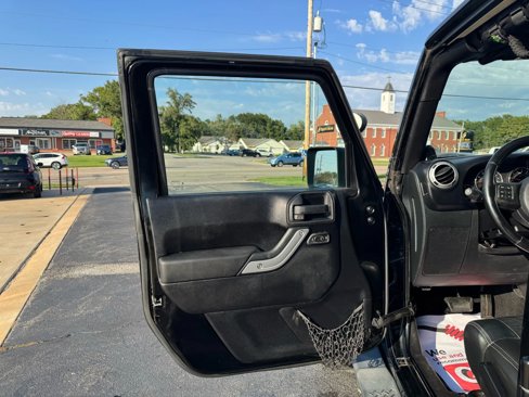 Used 2012 Jeep Wrangler Unlimited Sahara w/ Connectivity Group image 10