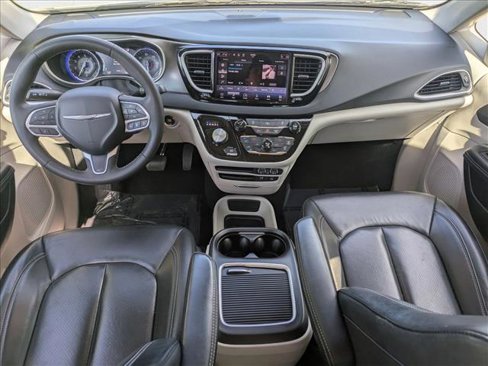 Used 2022 Chrysler Pacifica Touring-L image 16