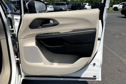 Used 2023 Chrysler Pacifica Touring-L image 24