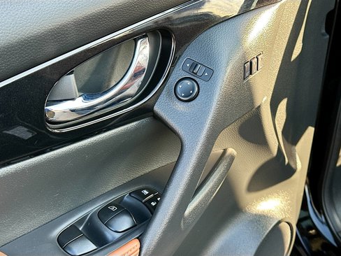 Used 2017 Nissan Rogue SL w/ SL Premium Package image 9