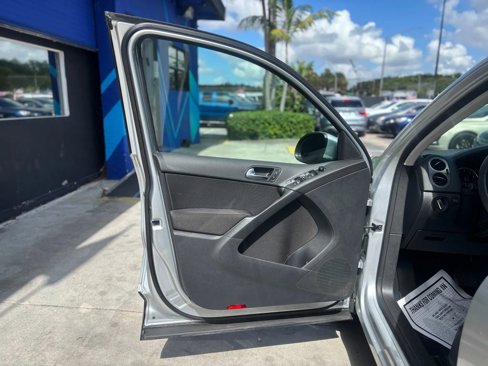 Used 2018 Volkswagen Tiguan Limited w/ Alloy Wheels Package image 39