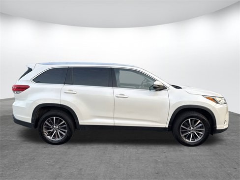 Used 2019 Toyota Highlander XLE image 3