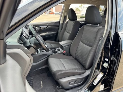 Used 2020 Nissan Rogue SV w/ Premium Package image 4