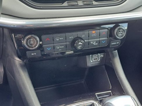 Used 2022 Jeep Compass Limited image 15
