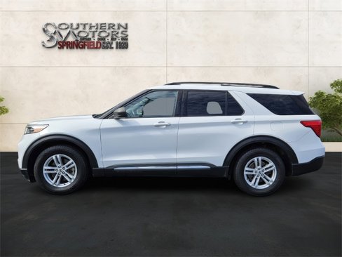Used 2020 Ford Explorer XLT image 2