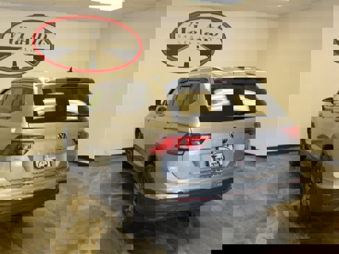 Used 2022 Volkswagen Tiguan SE w/ Panoramic Sunroof Package image 11