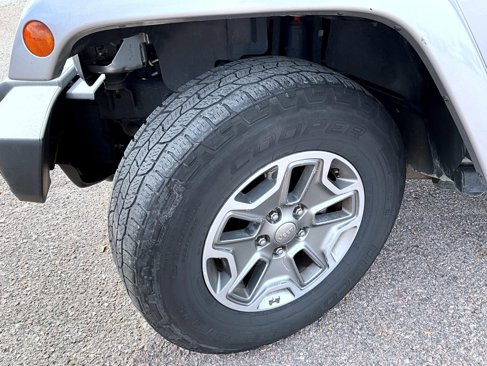 Used 2015 Jeep Wrangler Unlimited Rubicon w/ Connectivity Group image 23