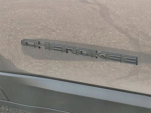 Used 2020 Jeep Cherokee Latitude Plus image 27