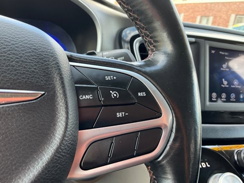 Used 2020 Chrysler Pacifica Touring-L image 17