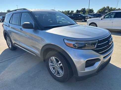 Used 2020 Ford Explorer XLT image 3