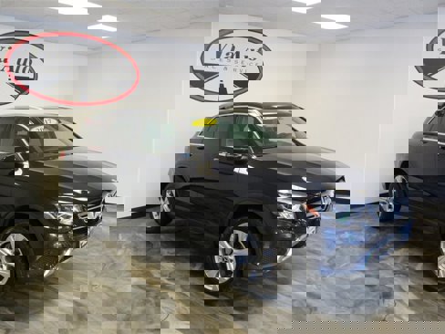 Used 2017 Mercedes-Benz GLC 300 4MATIC image 4