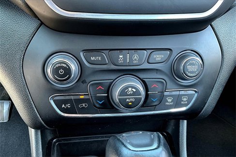 Used 2023 Jeep Cherokee Altitude Lux image 15