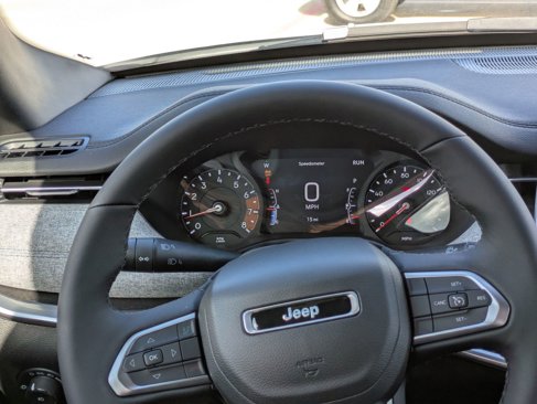 New 2025 Jeep Compass Latitude image 19