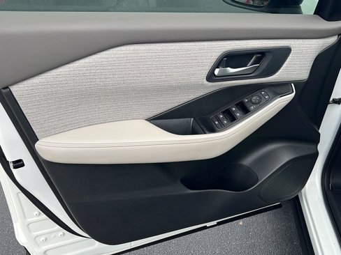 Used 2023 Nissan Rogue SV image 16