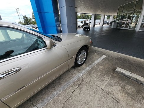Used 2010 Lincoln Town Car Signature Limited image 14