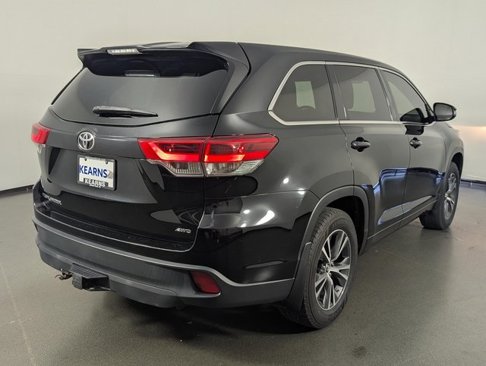 Used 2017 Toyota Highlander LE image 7