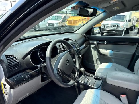 Used 2011 Kia Sorento LX w/ Convenience Pkg image 14