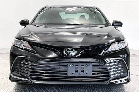 Used 2022 Toyota Camry LE image 3