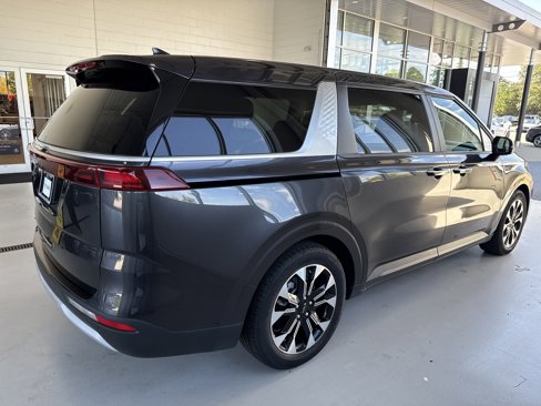 Used 2022 Kia Carnival EX image 9
