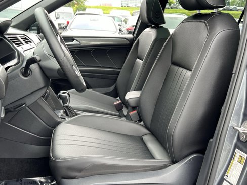 Used 2022 Volkswagen Tiguan SE R-Line image 11