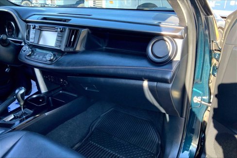 Used 2018 Toyota RAV4 SE image 16