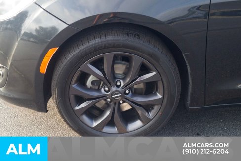 Used 2018 Chrysler Pacifica Touring-L w/ Premium Audio Group image 15