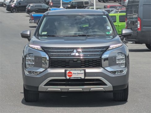 Used 2023 Mitsubishi Outlander SE image 2