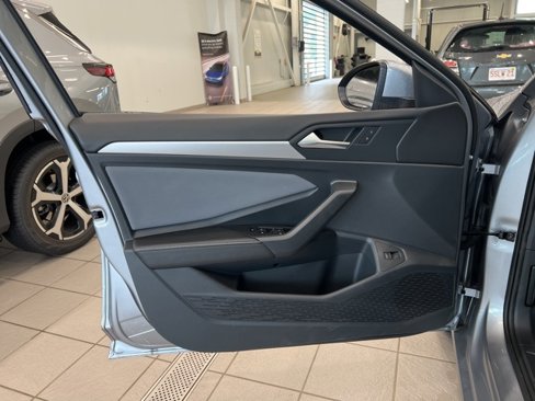 Used 2025 Volkswagen Jetta SE image 12