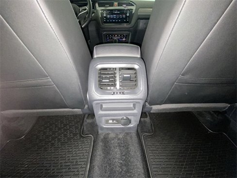 Used 2022 Volkswagen Tiguan SE R-Line image 29