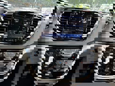 Used 2023 Chrysler Pacifica Touring-L image 18