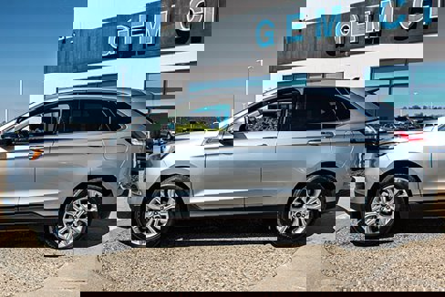 Used 2024 Ford Edge Titanium image 2