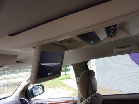 Used 2013 Chrysler Town & Country Touring image 5