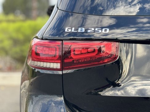 Used 2021 Mercedes-Benz GLB 250 4MATIC image 12