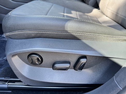 Certified 2024 Volkswagen Taos SE image 18