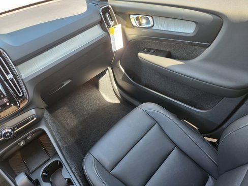 New 2025 Volvo XC40 B5 Core w/ Protection Package Premier image 17