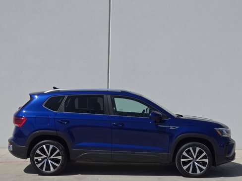 New 2024 Volkswagen Taos SE image 3