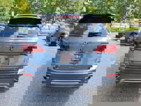 Certified 2022 Volkswagen Taos SE image 5