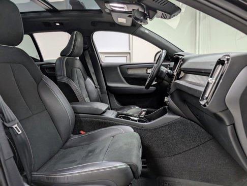 Used 2021 Volvo XC40 P8 Recharge w/ Advanced Package image 25