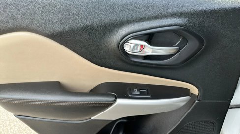 Used 2017 Jeep Cherokee Limited image 11