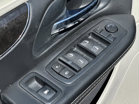 Used 2016 Chrysler Town & Country Touring-L image 17
